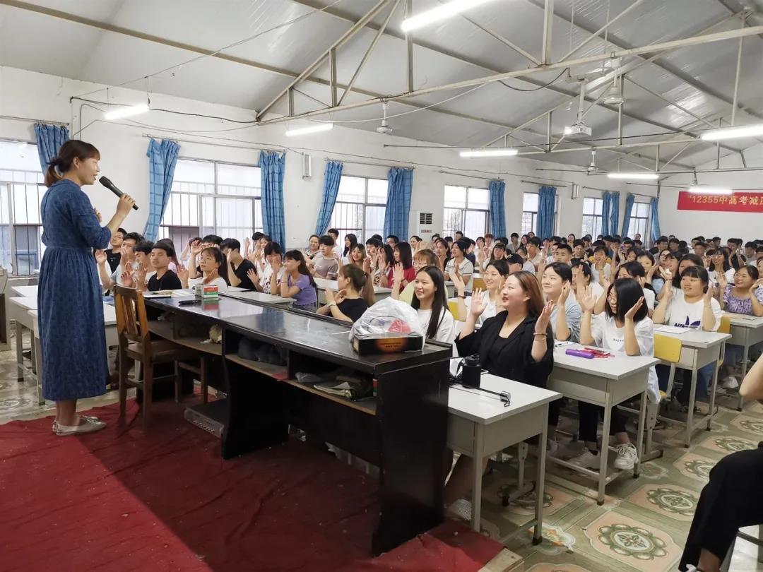 漯河市共青团知心姐姐走进漯河卫校为毕业班学生进行考前减压(图2)