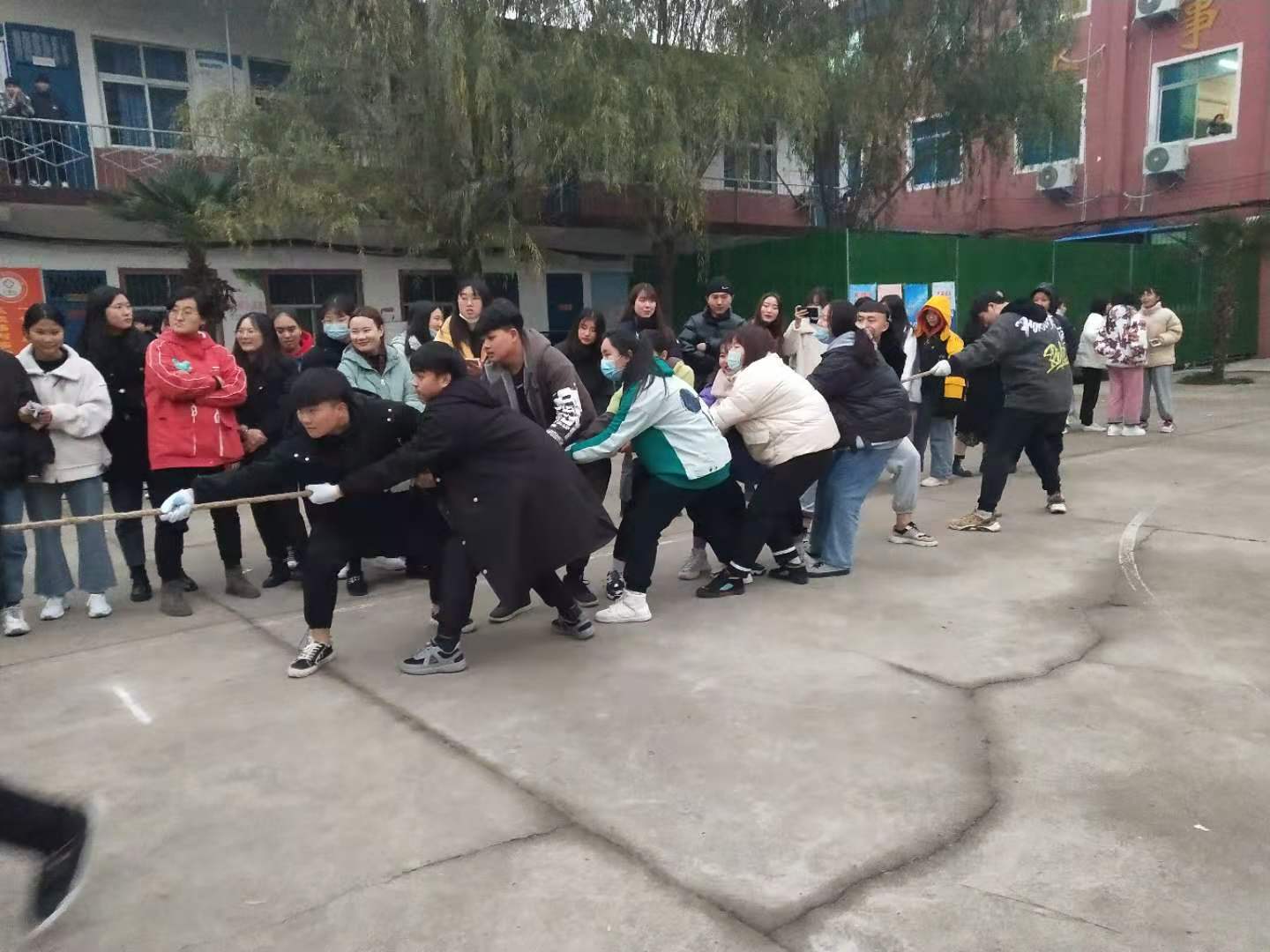 漯河卫生中等专业学校拔河比赛活动总结(图3)