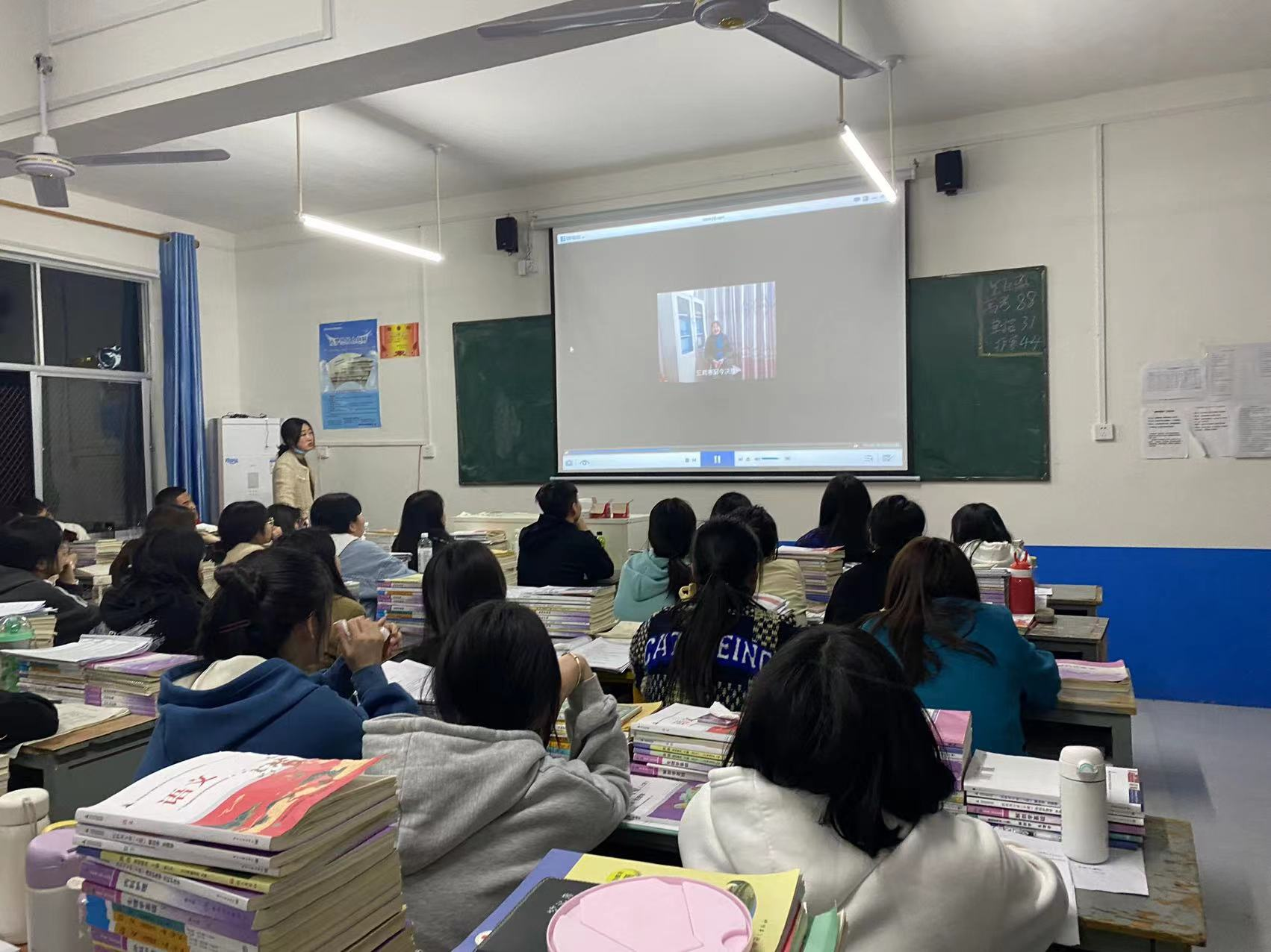 漯河卫生中等专业学校  决战高考100天“奔跑吧，青春”主题班会(图6)