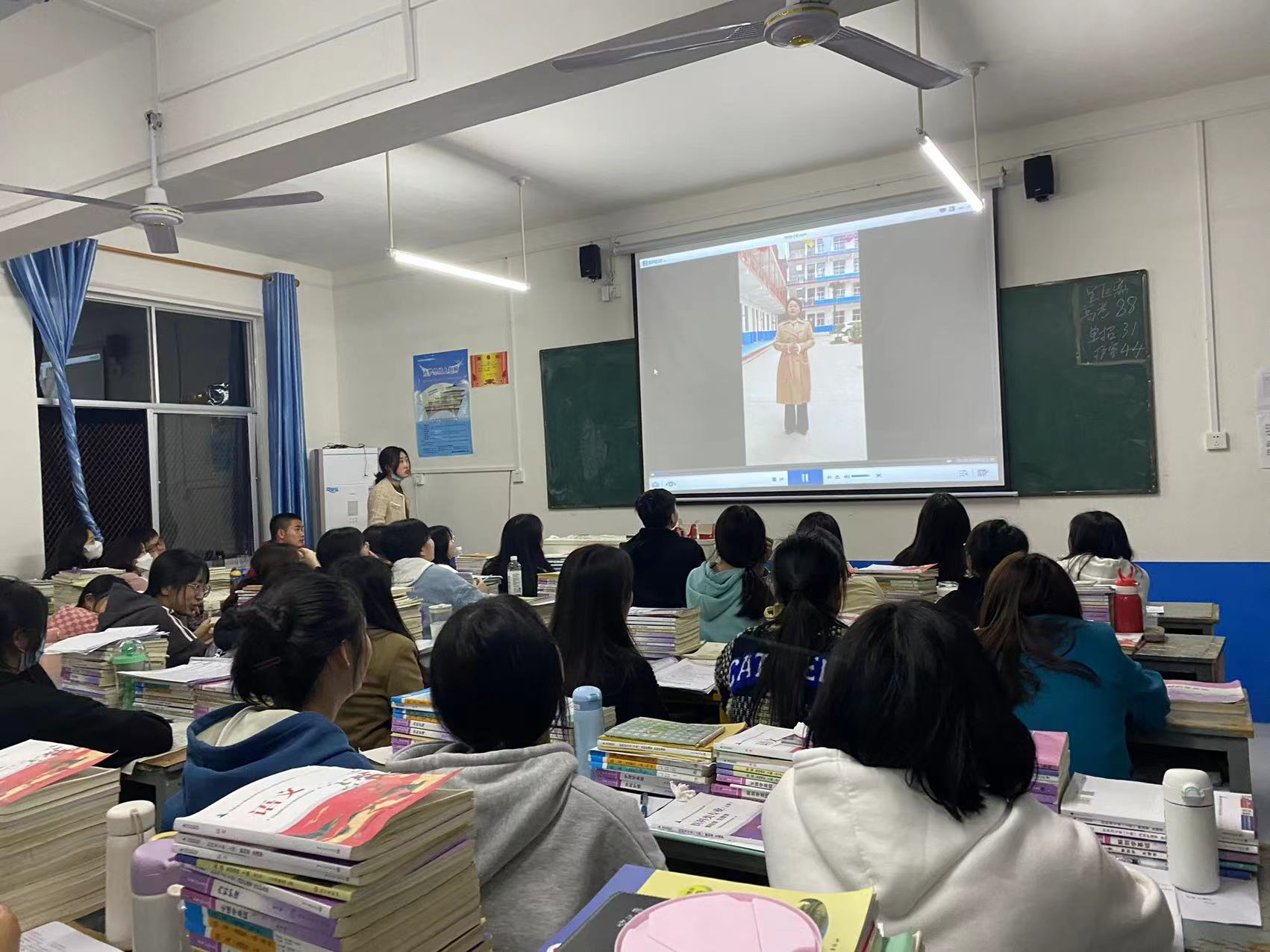 漯河卫生中等专业学校  决战高考100天“奔跑吧，青春”主题班会(图4)